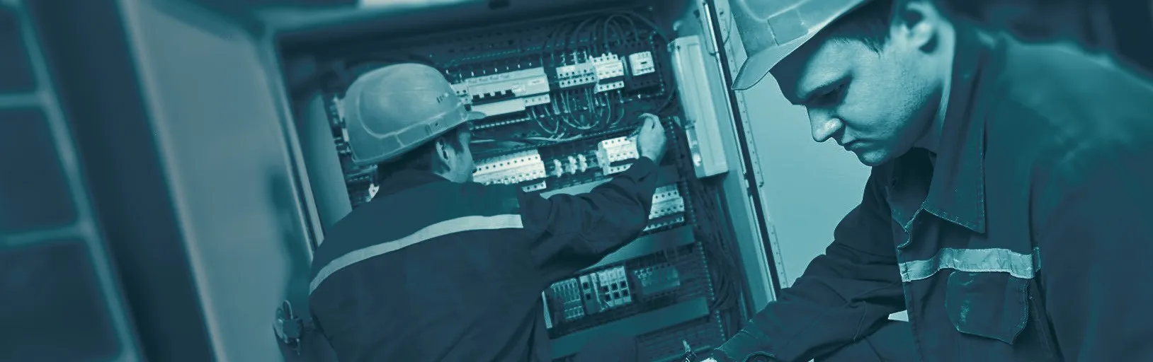 Eletricista trabalhando em painel elétrico